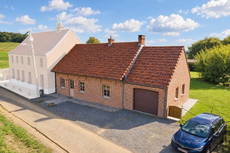 Detached 4-bedroom house with a garage and a large garden.
