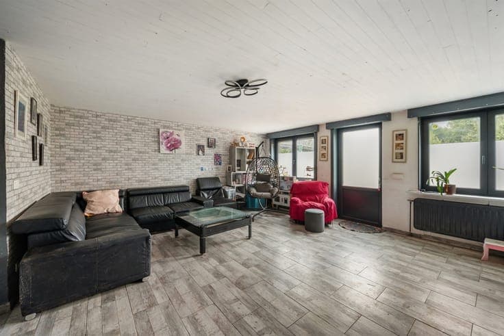 219-square-meter house with a 125-square-meter workshop