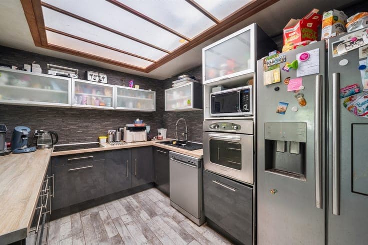 219-square-meter house with a 125-square-meter workshop