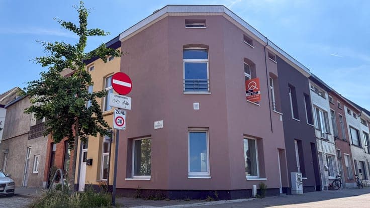 Gerenoveerde lichtrijke hoekwoning aan het water