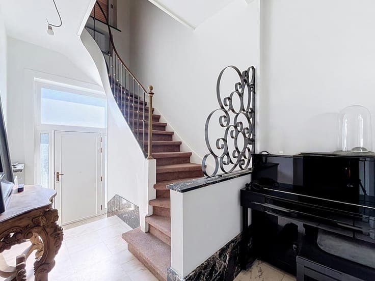 5-Bedroom Family Home with Garden & Garage