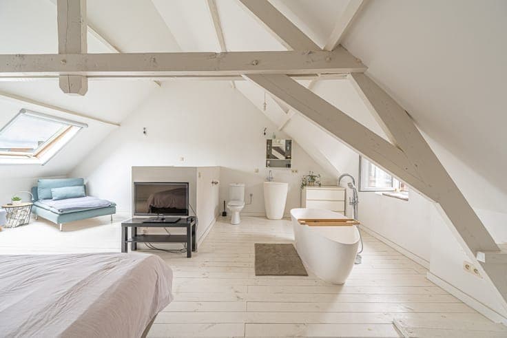 Ready-to-move-in, characterful house with 4 bedrooms and ci