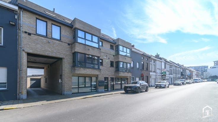 Multifunctioneel magazijn van 800 m² met burelen nabij ce...