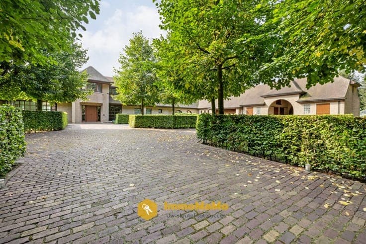 UNIEKE VILLA MET WEILAND EN PAARDENSTALLEN OP EEN TOPLOCA...