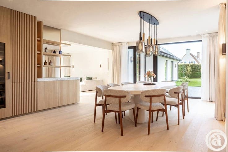 Fully renovated villa on a 1,136 m² private plot