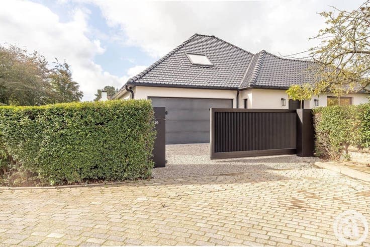 Fully renovated villa on a 1,136 m² private plot