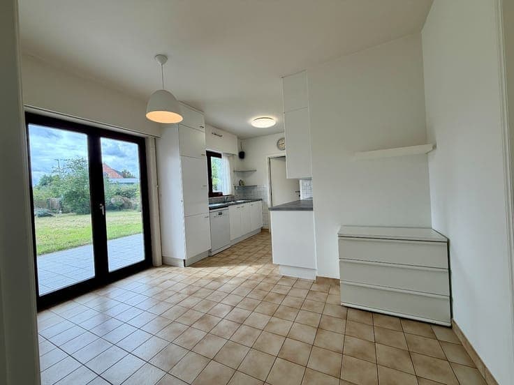 Bright villa with garden, terrace and double garage in Sint