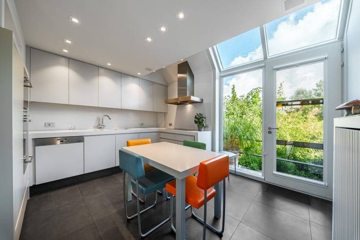 Unique house with office and lovely garden near the center o