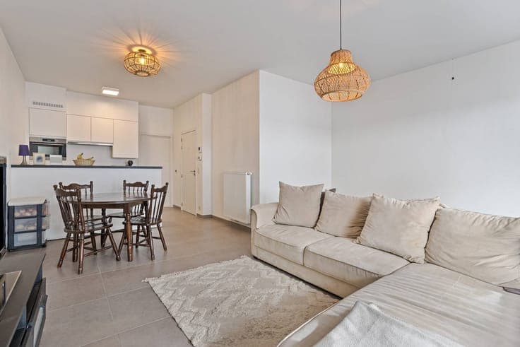 Ready to move in 2 bedroom apartment with sunny garden and t