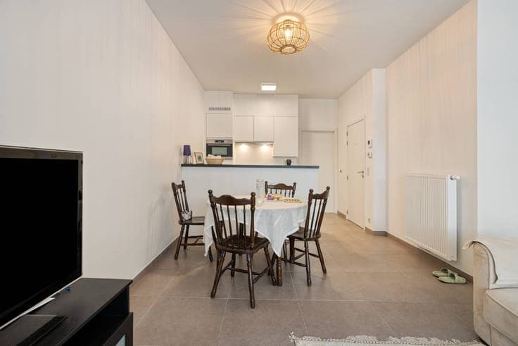 Ready to move in 2 bedroom apartment with sunny garden and t