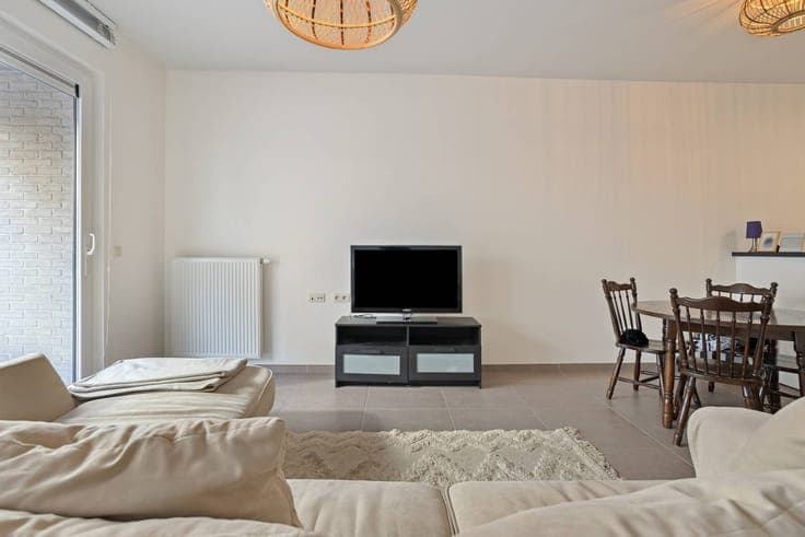 Ready to move in 2 bedroom apartment with sunny garden and t
