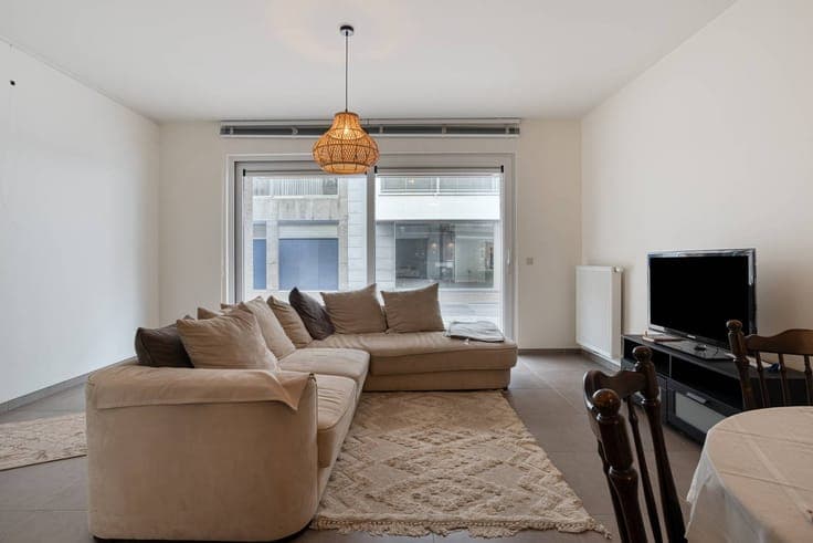 Ready to move in 2 bedroom apartment with sunny garden and t