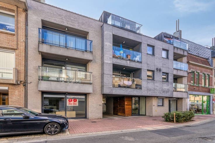 Ready to move in 2 bedroom apartment with sunny garden and t