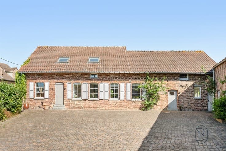 A charmingly situated farmhouse with an additional barn
