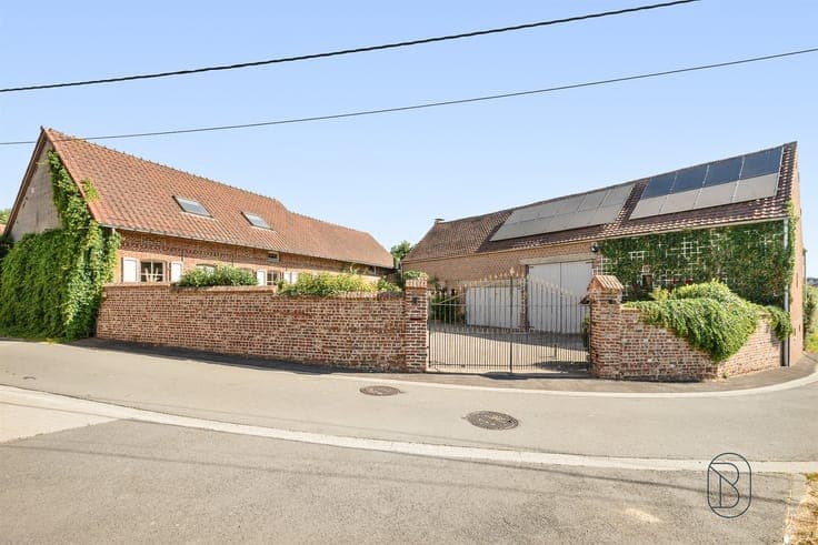 A charmingly situated farmhouse with an additional barn