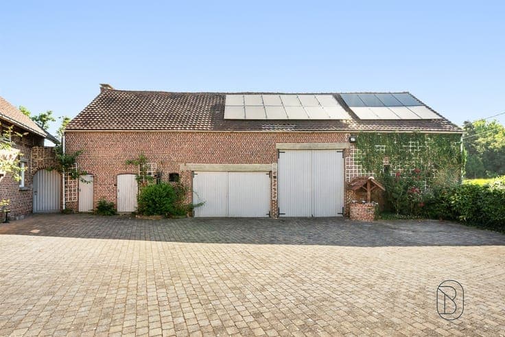 A charmingly situated farmhouse with an additional barn