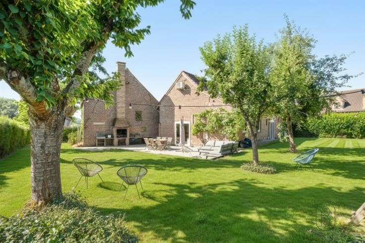 A charmingly situated farmhouse with an additional barn