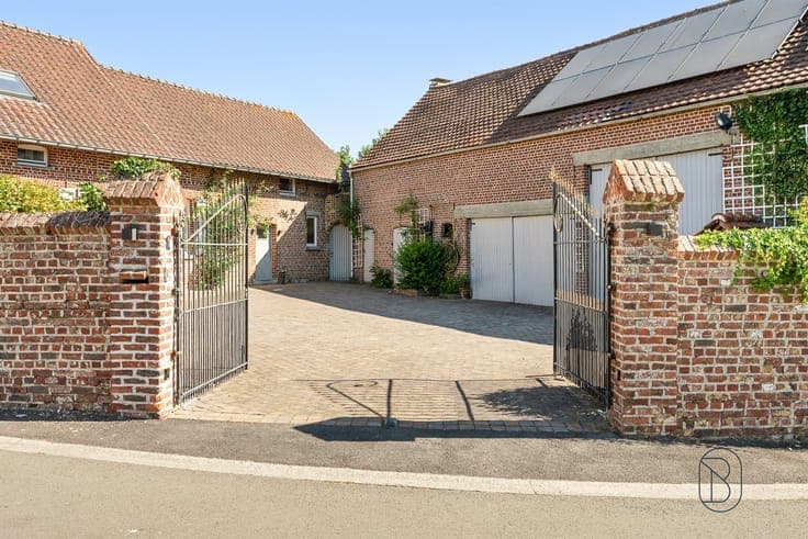 A charmingly situated farmhouse with an additional barn