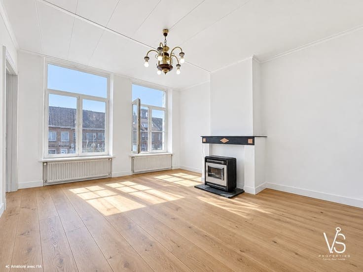 BUILDING TO RENOVATE WITH GREAT POTENTIAL,BRIGHT & SPACIOUS