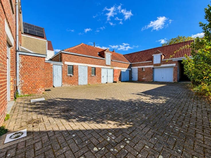 Te koop, Veelzijdige te renoveren woning met 3 slaapkamer...