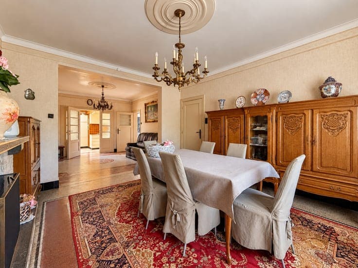 Te koop, Veelzijdige te renoveren woning met 3 slaapkamer...