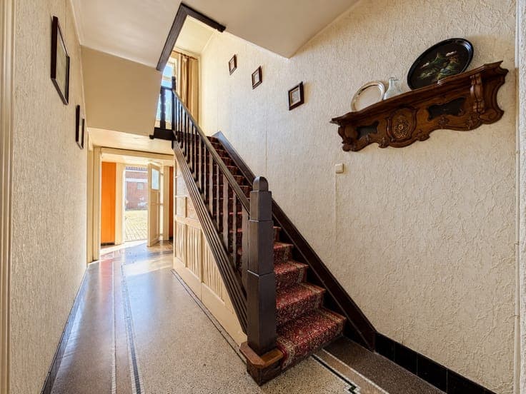 Te koop, Veelzijdige te renoveren woning met 3 slaapkamer...