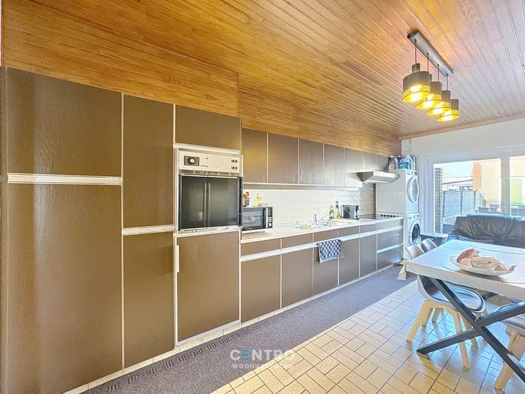 Interessante woning te Oekene met 5 slpks, garage én 4 pa...