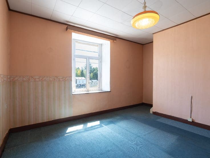 4-Bedroom Semi-Detached House with Garden