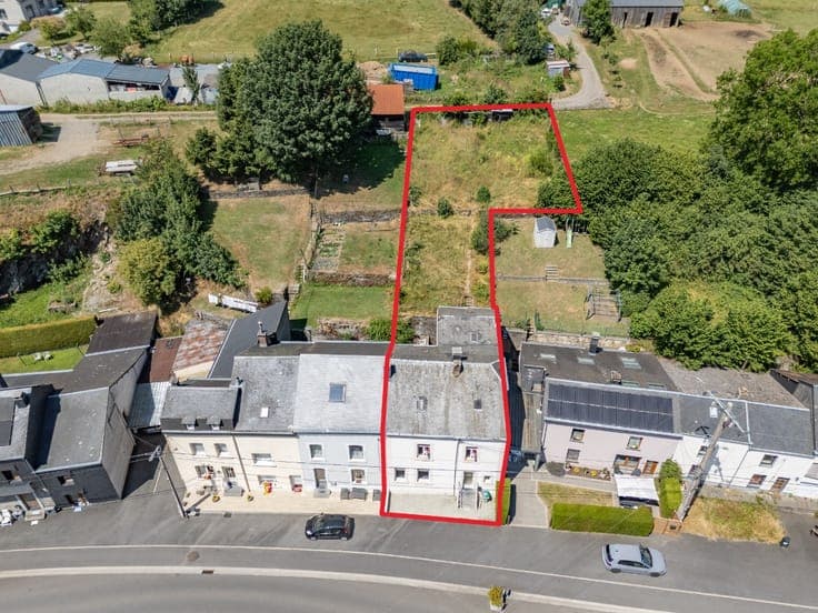 4-Bedroom Semi-Detached House with Garden
