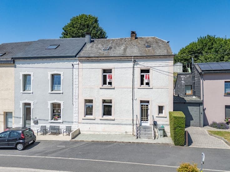 4-Bedroom Semi-Detached House with Garden