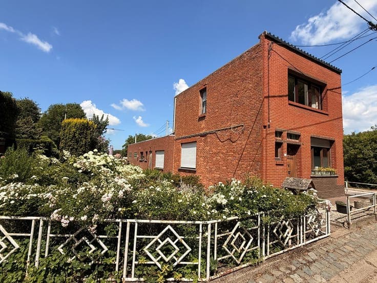 TE RENOVEREN WONING MET RUIME LOODS