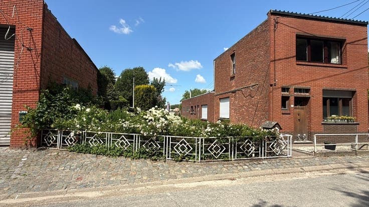 TE RENOVEREN WONING MET RUIME LOODS