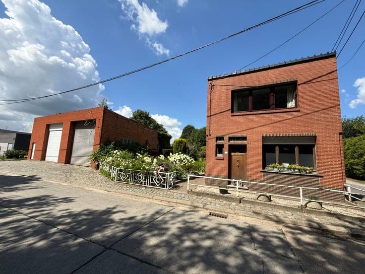 TE RENOVEREN WONING MET RUIME LOODS