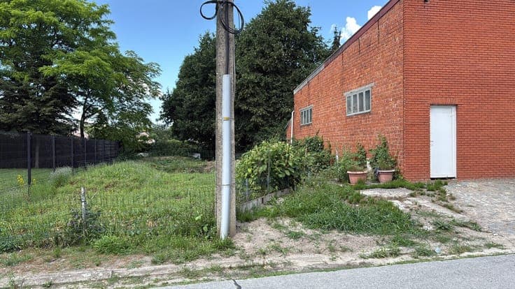 TE RENOVEREN WONING MET RUIME LOODS