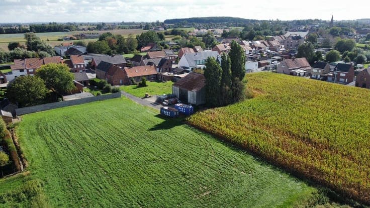 For renovation: charming home on a 15,786 m² plot in Deerlij