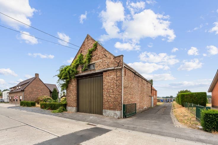 For renovation: charming home on a 15,786 m² plot in Deerlij