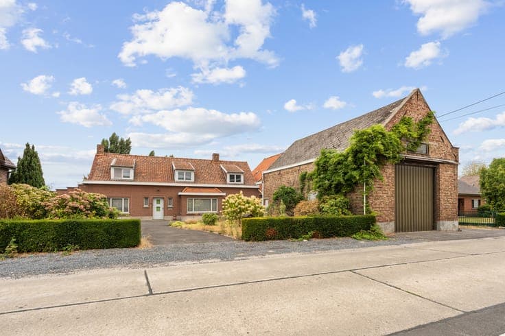 For renovation: charming home on a 15,786 m² plot in Deerlij