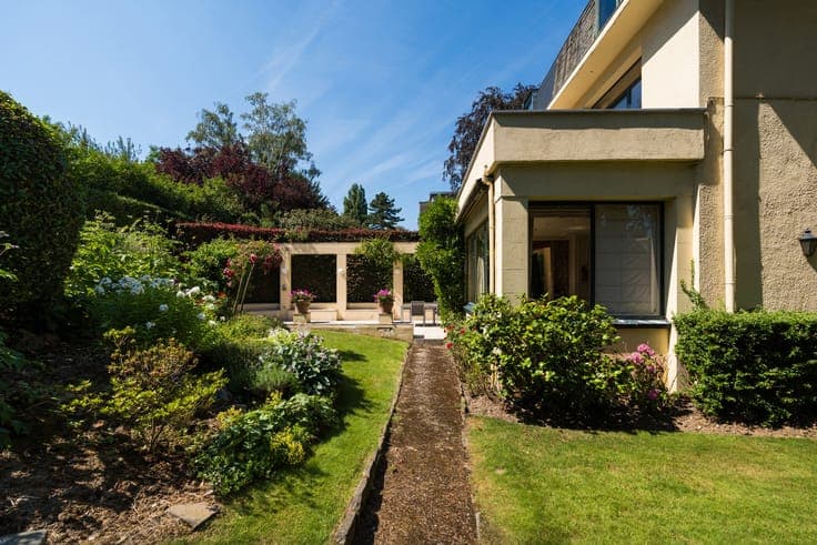 Villa (6bd, 4ba) with garden and garages