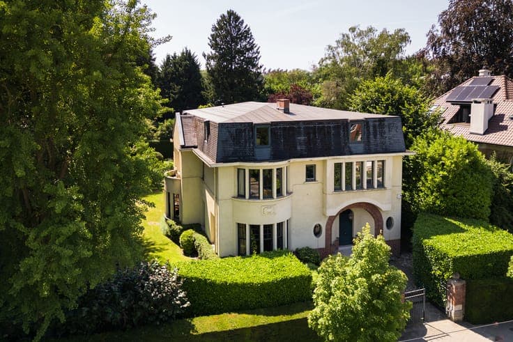 Villa (6bd, 4ba) with garden and garages