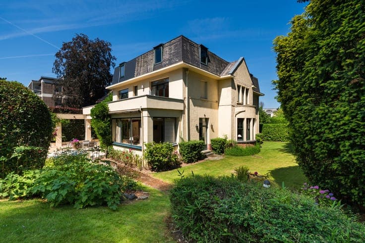 Villa (6bd, 4ba) with garden and garages