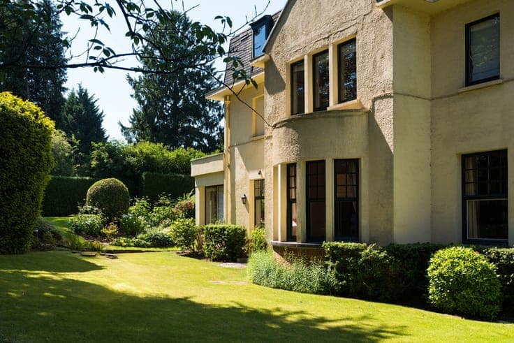 Villa (6bd, 4ba) with garden and garages