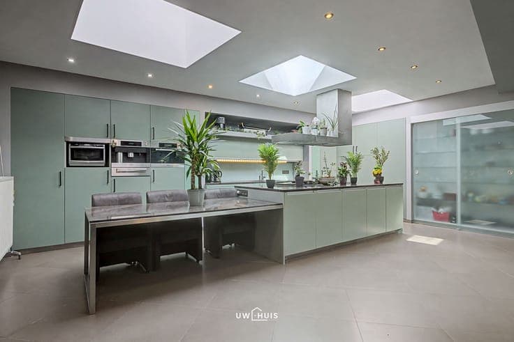 Spacious family home with 7 bedrooms, large garage, and roof