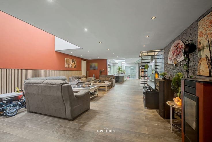 Spacious family home with 7 bedrooms, large garage, and roof
