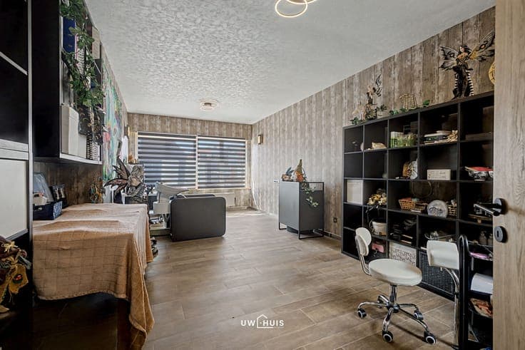 Spacious family home with 7 bedrooms, large garage, and roof