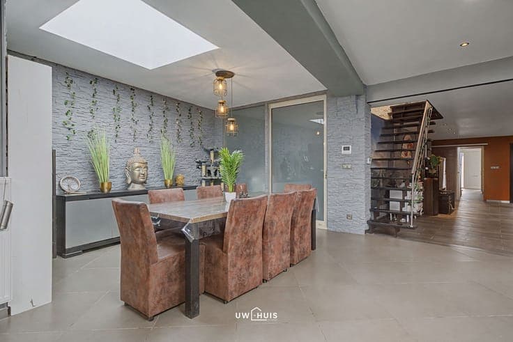 Spacious family home with 7 bedrooms, large garage, and roof
