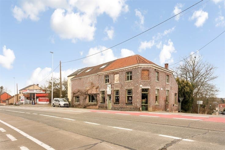 Characterful commercial house with great visibility