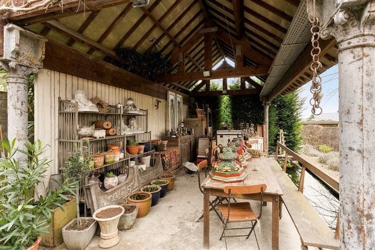 Characterful commercial house with great visibility