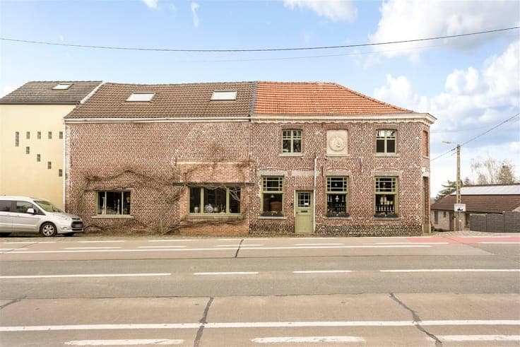 Characterful commercial house with great visibility