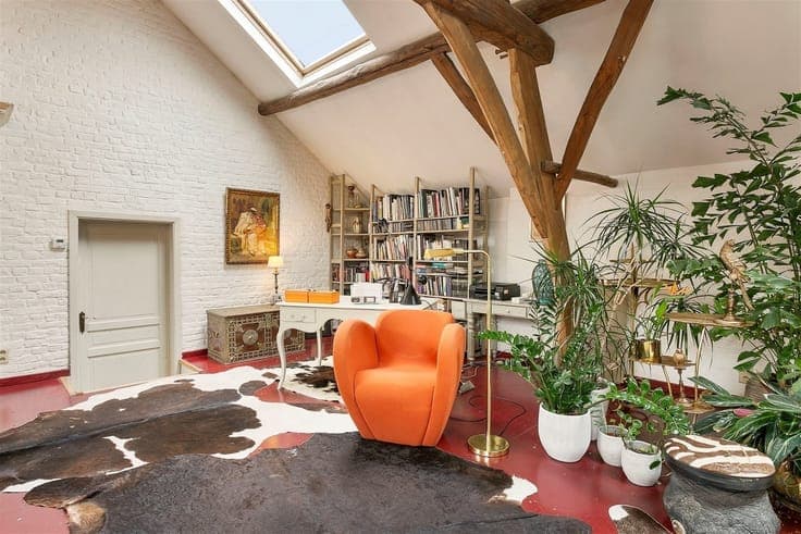 Characterful commercial house with great visibility