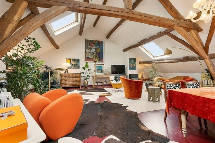Characterful commercial house with great visibility
